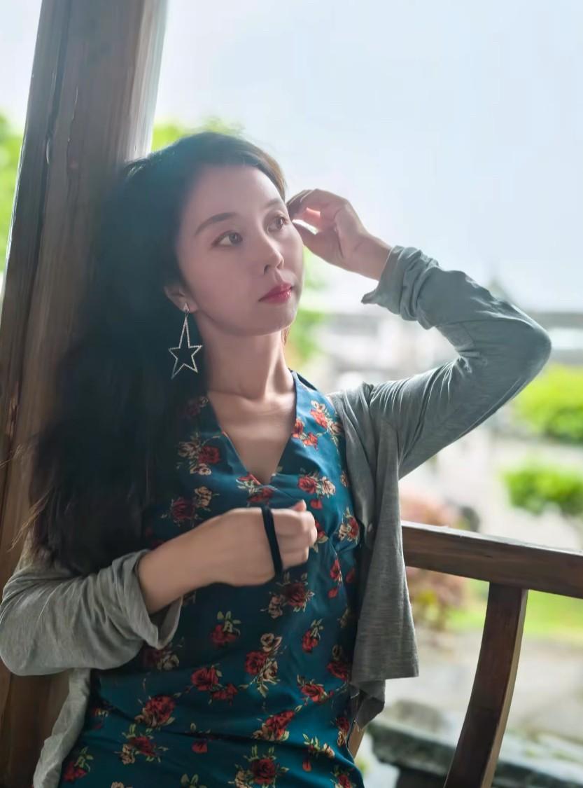 “郭威是无根的浮萍”，一网友在直播间打圆场，责备他为什么不去九江看看爹妈。田静看