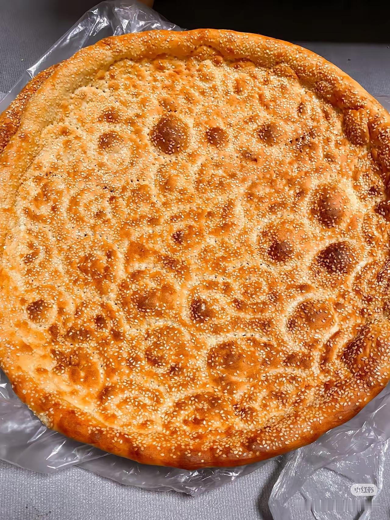 在集市上买了一位维族老人烤的馕，拿手机扫了一下码，大概是没有点对支付密码，稀里糊