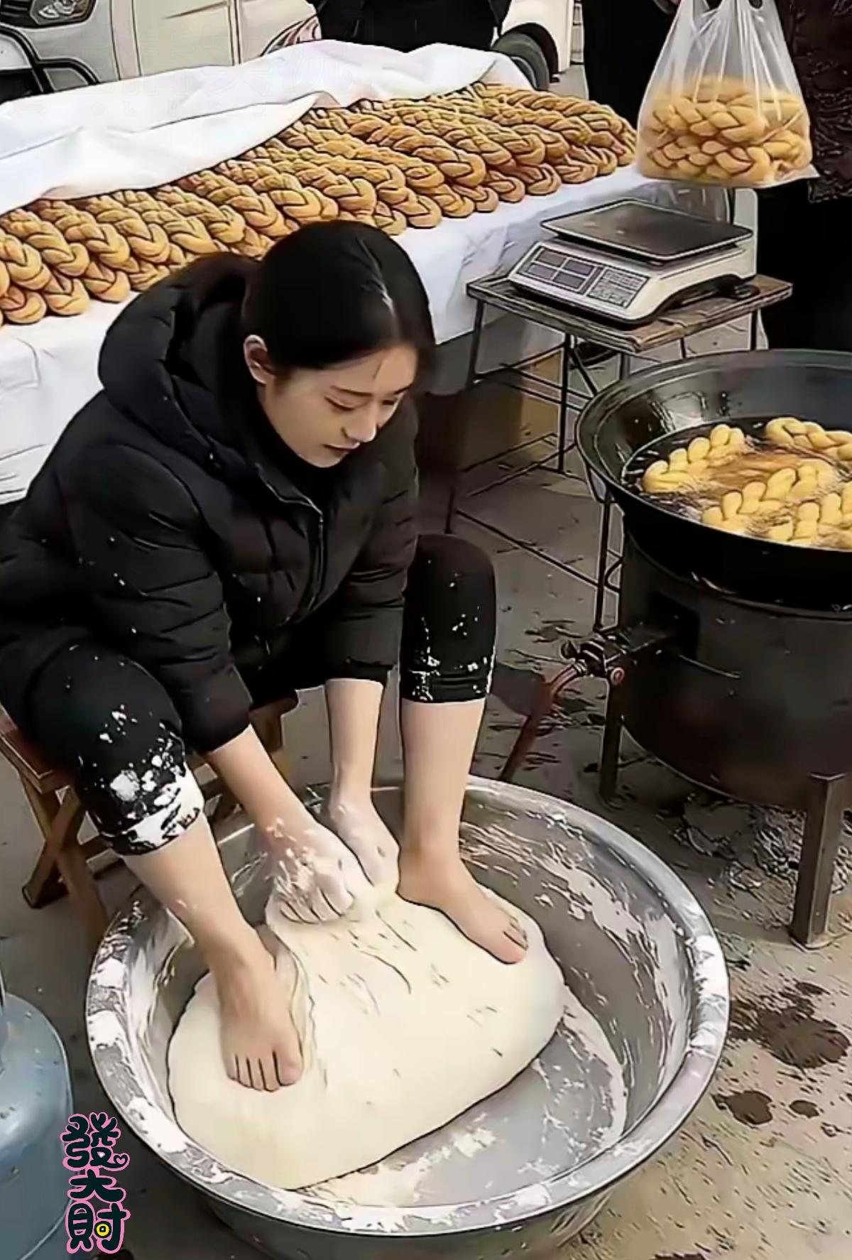 美食的真谛从来都是慢工出细活，用心做的味道最勾人。但是你双手双脚并用，麻花在苏再