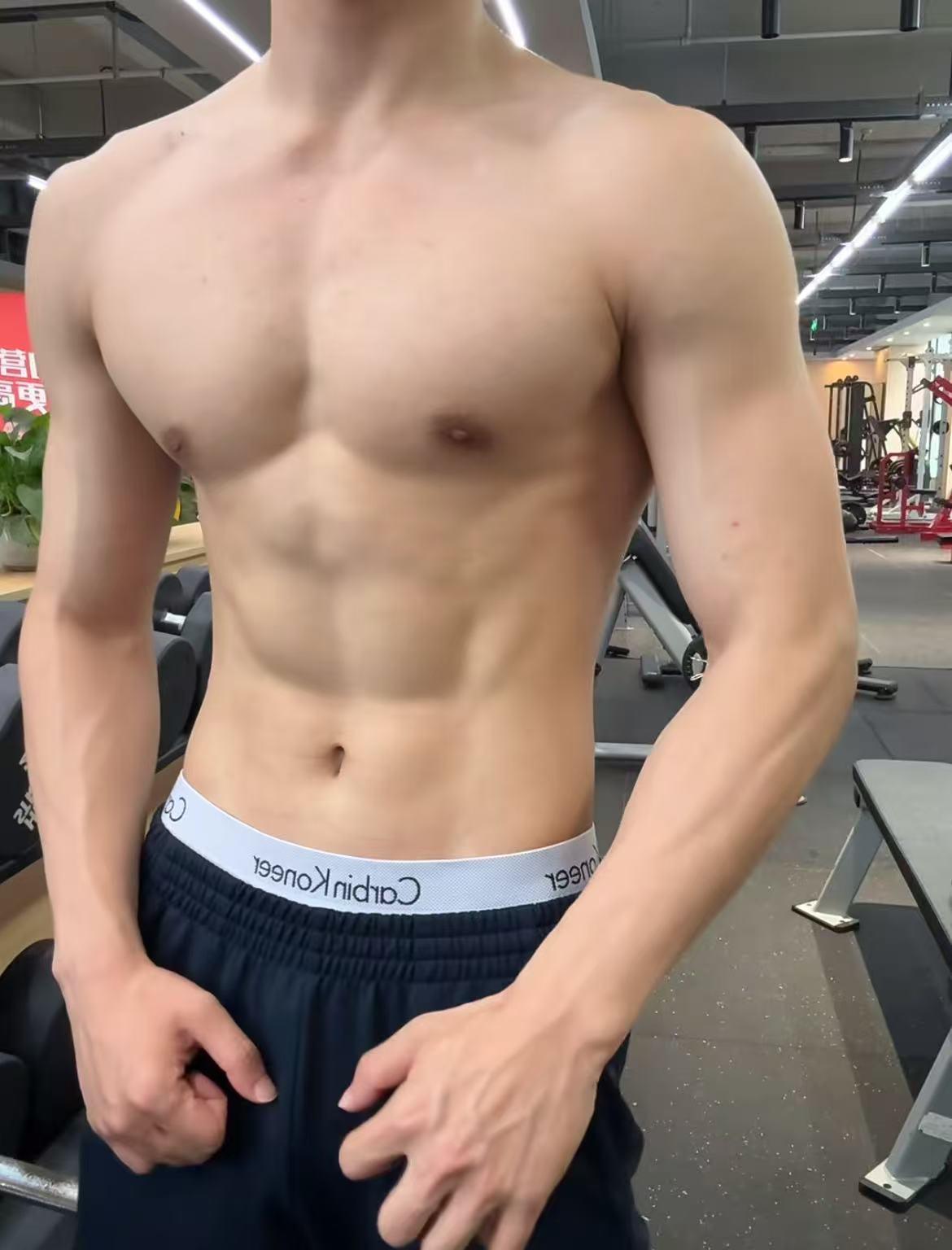 健身的男生更有魅力，是真的吗肌肉男身材健身型男照