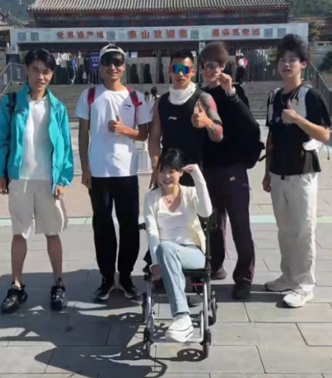 “河南人真中！”一女生18岁因骨癌截肢，偶然在网上刷到河南小伙“陪爬泰山”的视频