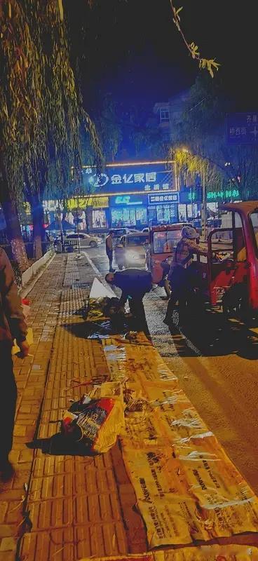 一次急性阑尾炎住院，手术费掏空了所有积蓄。看着手机里几百个联系人，翻来覆去竟不知