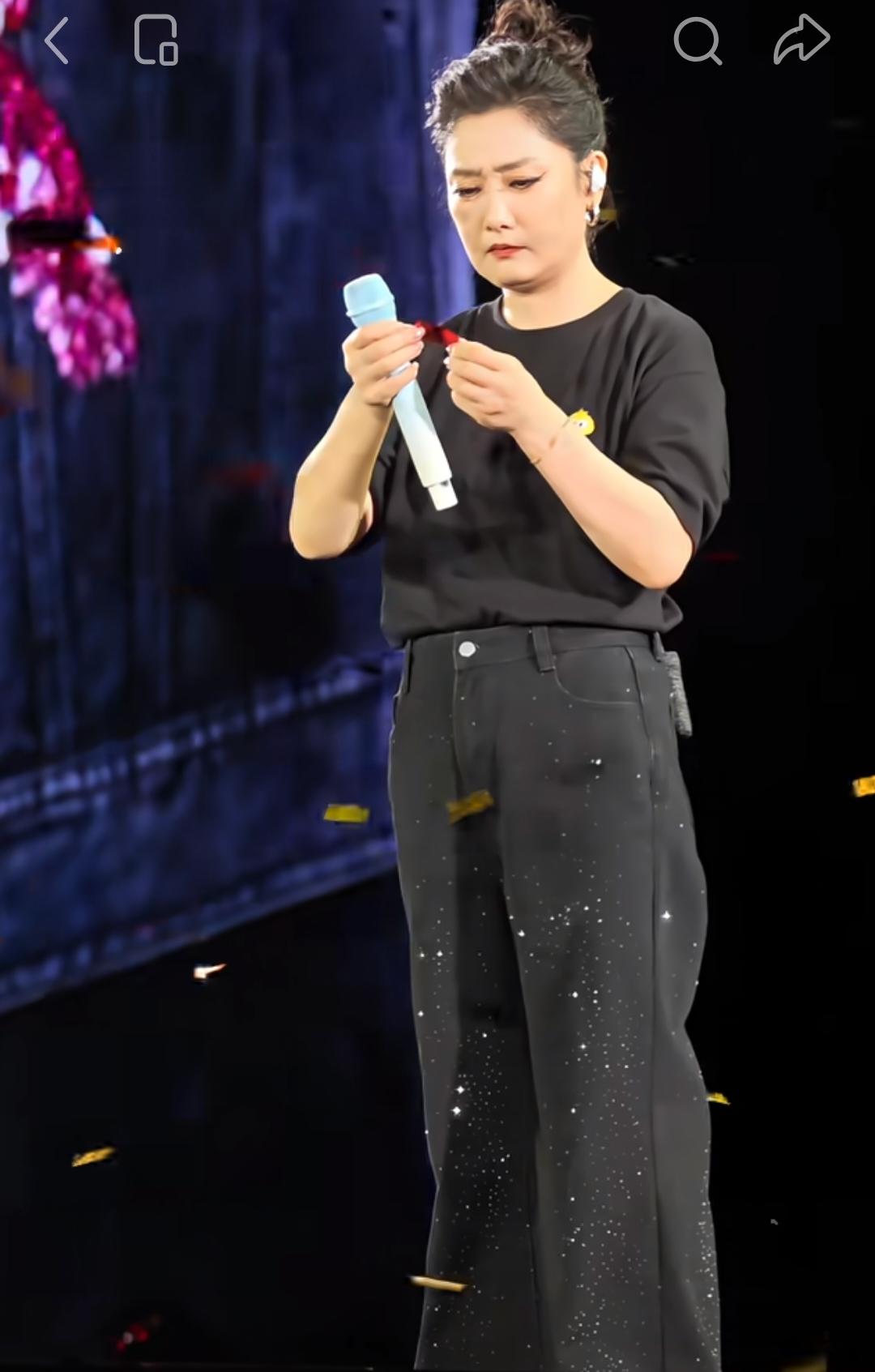 记得当年自由飞翔里那个mv，那时候他俩都青春年少的，花姐可美可美了，毅哥也可酷了