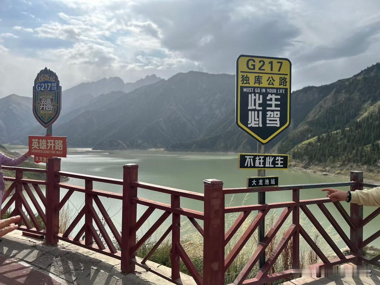 1、强者身边皆是好人，弱者身边全是坏人。很多人常年深陷痛苦、屡遭伤害，根源并非