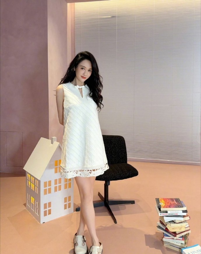 陈乔恩这短裙穿的太甜美了！清新又显气质​​​