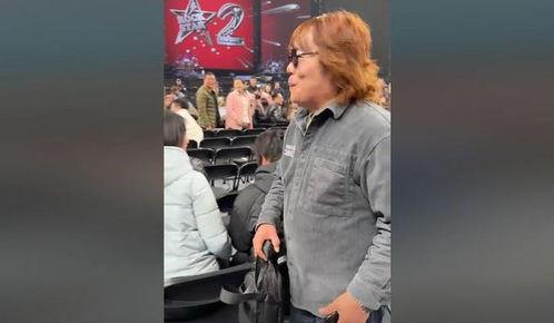 最近伍佰演唱会火出圈，现场惊现“复制粘贴式”粉丝。10月18日乌鲁木齐演唱会上，