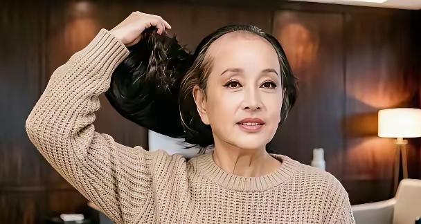 哎呦喂我的天呐！😯😯😯看着明明特别眼熟，假发一摘掉直接大变样