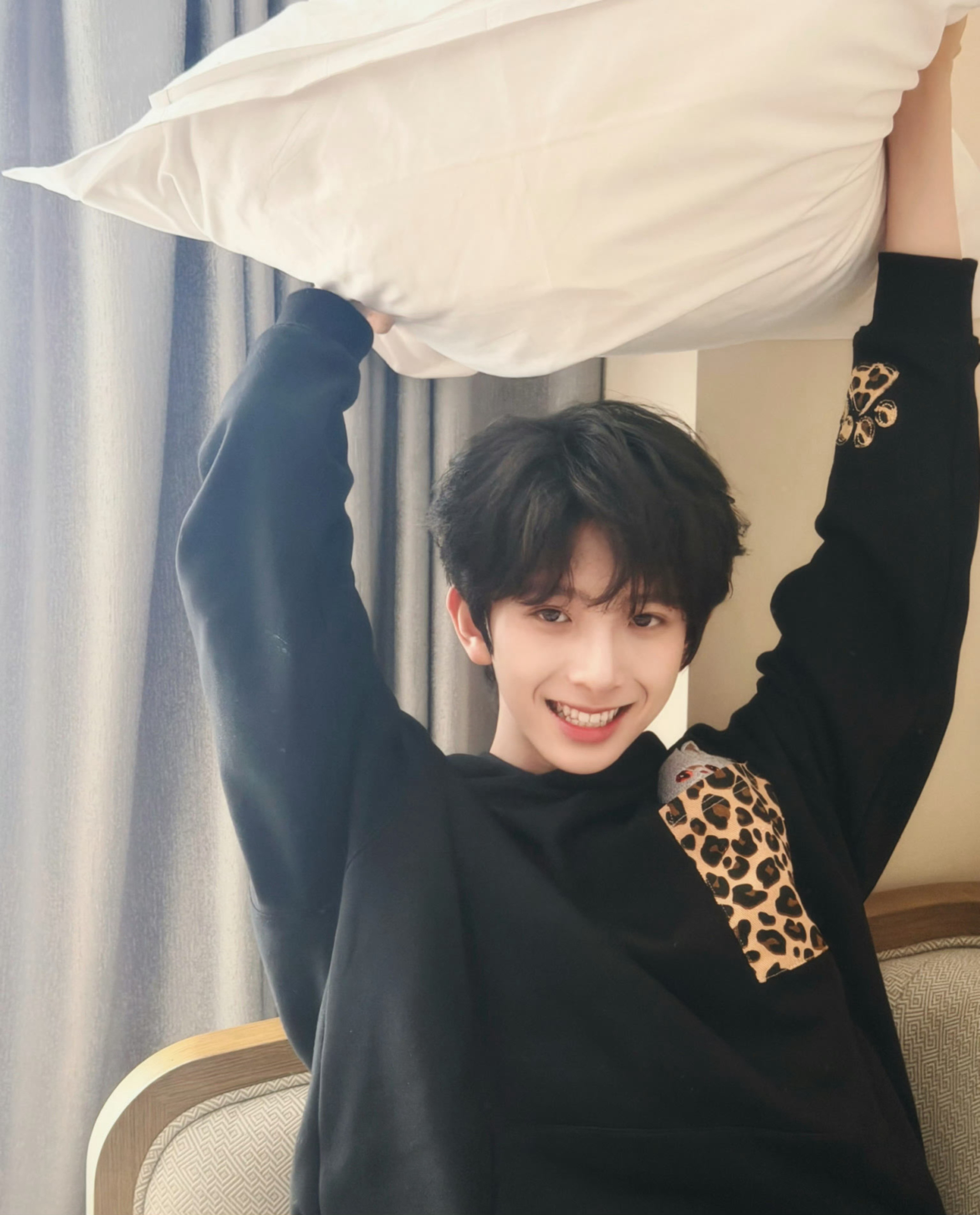 陈浚铭猫塑陈浚铭高会更新六宫格库存照🐱谁不是虔诚的猫咪塑~不能给小狗看的照片萌