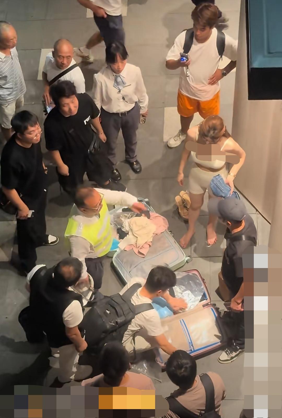 商场保安驱赶商拍的美女，围着拍摄的这些男的这下不干了，一个个跟保安大哥吵了起来，