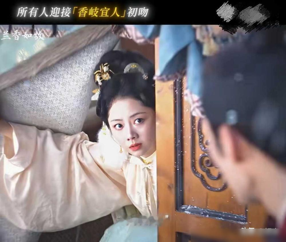 刘学义骑马折返，摁住谭松韵脖子亲下去，结果只亲了脸。全剧就这一场吻戏，还是雪中离别。军情压身，他掉头