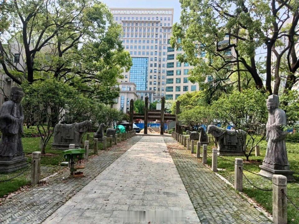 上海古墓：徐光启墓徐光启墓是全国重点文物保护单位，位于上海市南丹路17号光启公园