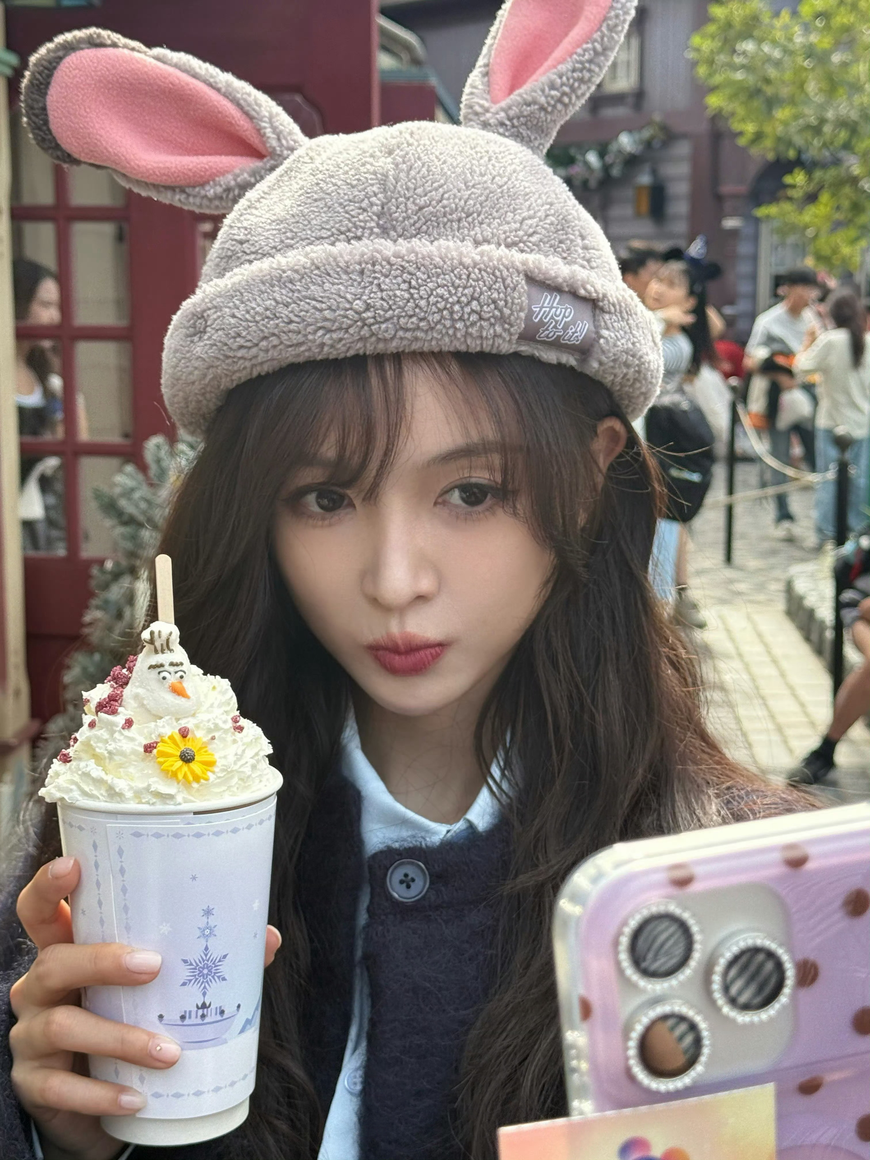 网友港迪偶遇吴宣仪，真行走的兔子🐰