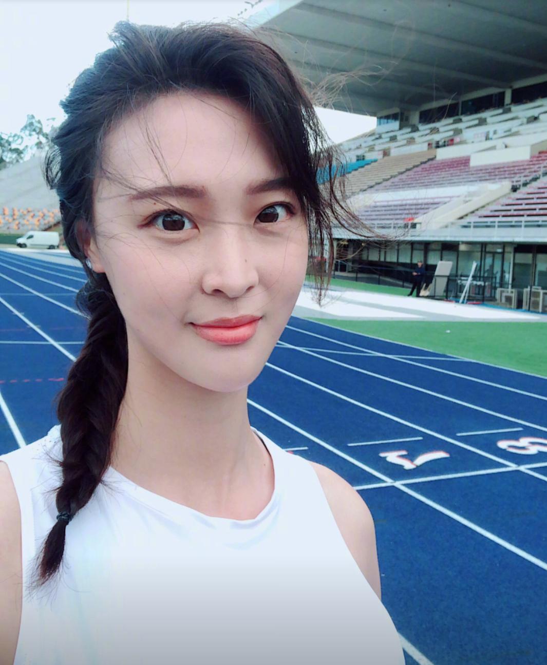 她是"排球女神"，嫁给了"北大才子"杨臻博，可结婚好几年肚子一直没动静，最后查出