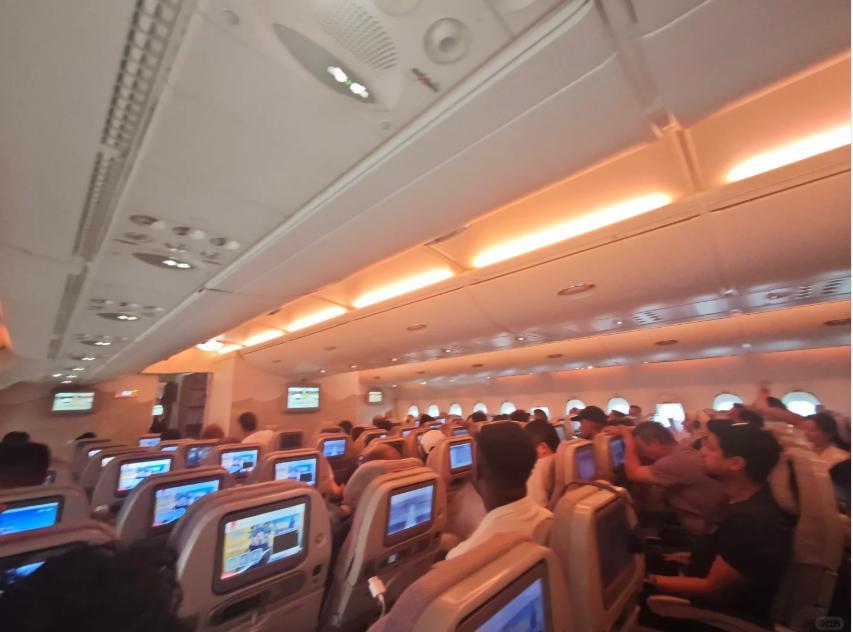 真是A380变成"空中牢笼"！373人被困10小时有人中暑，谁给阿联