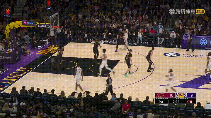 骑士巨星哈登真是太不被湖人尊重了！在今天骑士客场挑战湖人的焦点战中，当时比赛进行