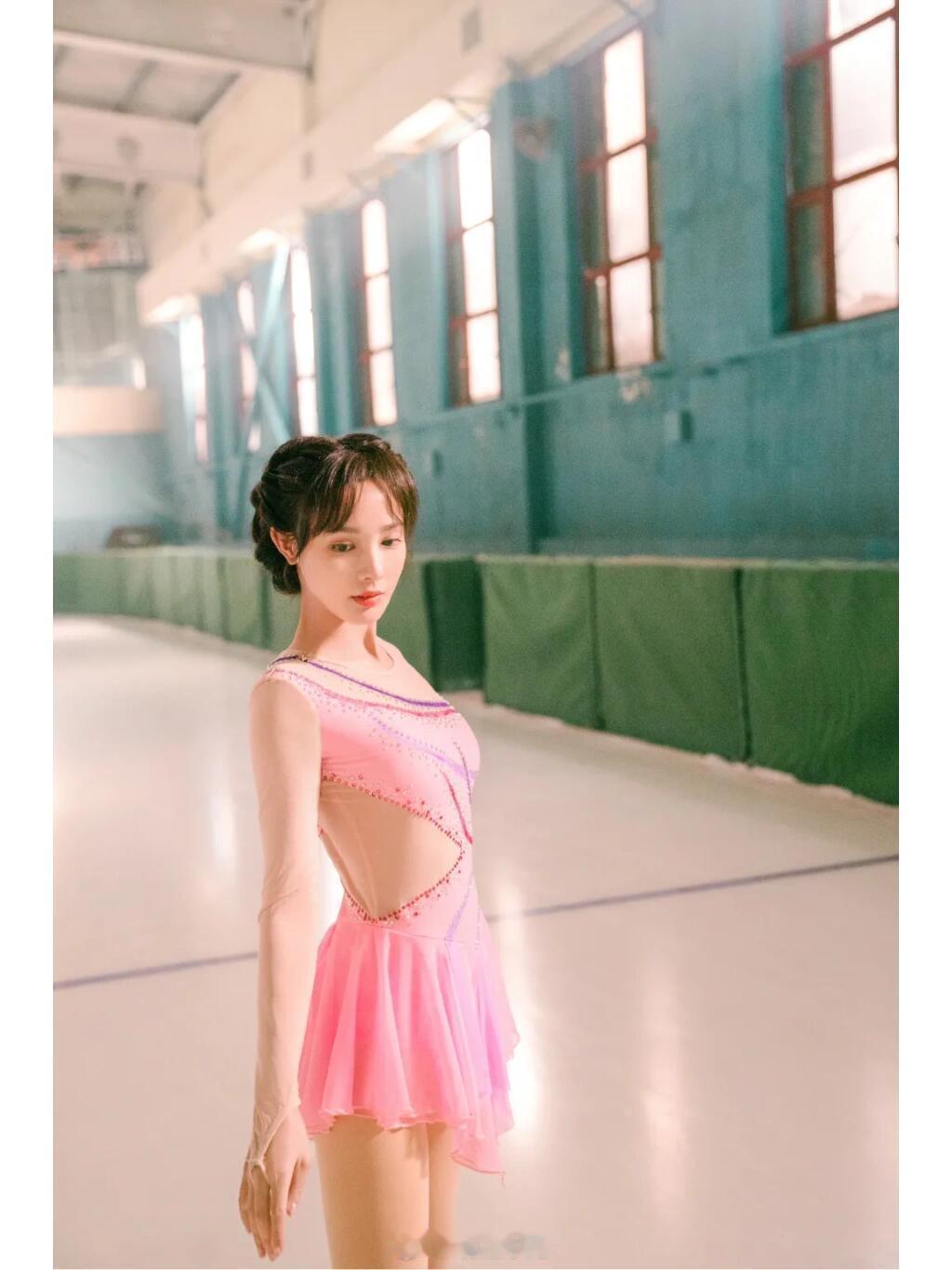 彭小苒，一袭粉红色舞衣，展现轻盈柔美的身姿，优雅纤美的姿态不要太吸睛！​​​