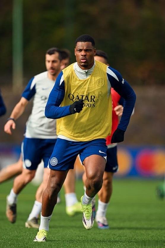 SKY：包括邓弗里斯在内的所有队员都回到了阿皮亚诺训练基地邓弗里斯在缺席三个月