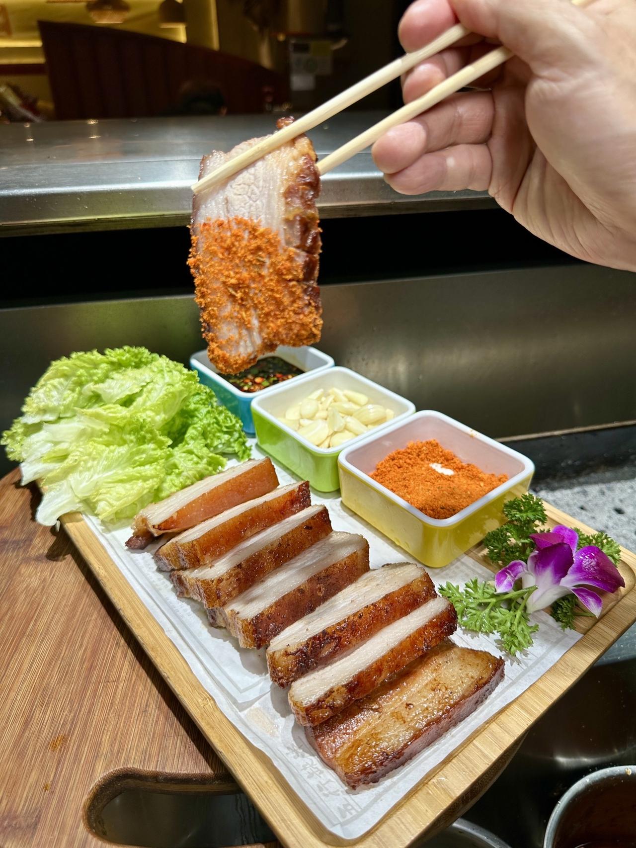 品酱香五花肉的制作关键在于肉质软糯、肥而不腻，通过浓郁的酱香口感提升风味。制作