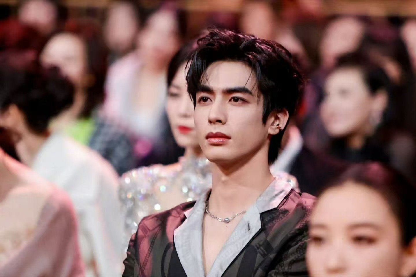 宋威龙哇哦无多余装饰的西装，全靠挺拔身姿和优秀头肩比撑场，浓颜一亮相就抓住视