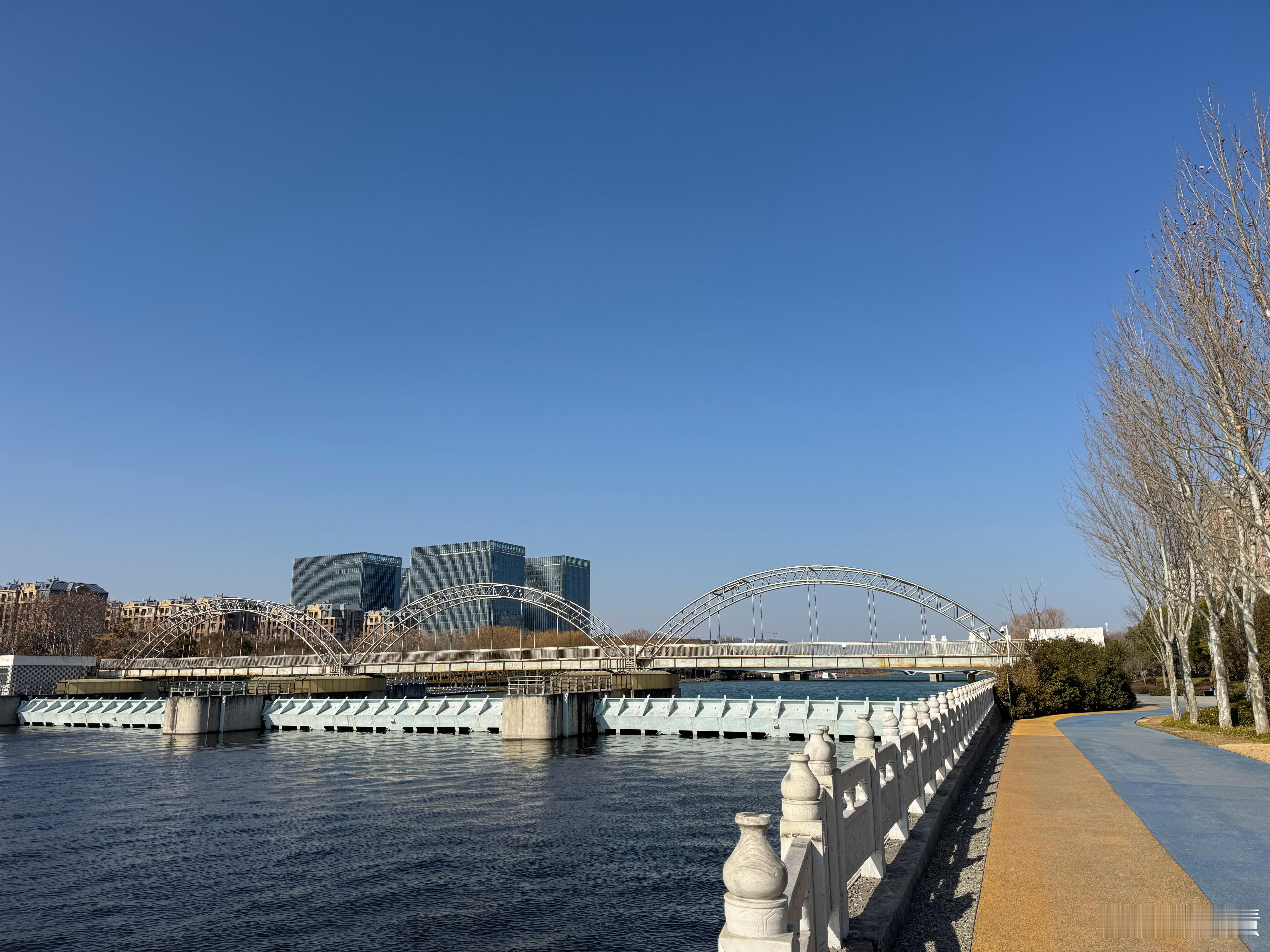 跑步天气晴朗，气温虽低但阳光充足，给寒冷的冬日带来了一丝温暖。在这样的天气下，我