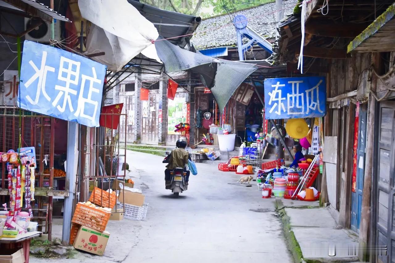 前段时间，去了一趟合川的十塘老街，面积不大，差不多半个小时就逛完了，基本上还保留