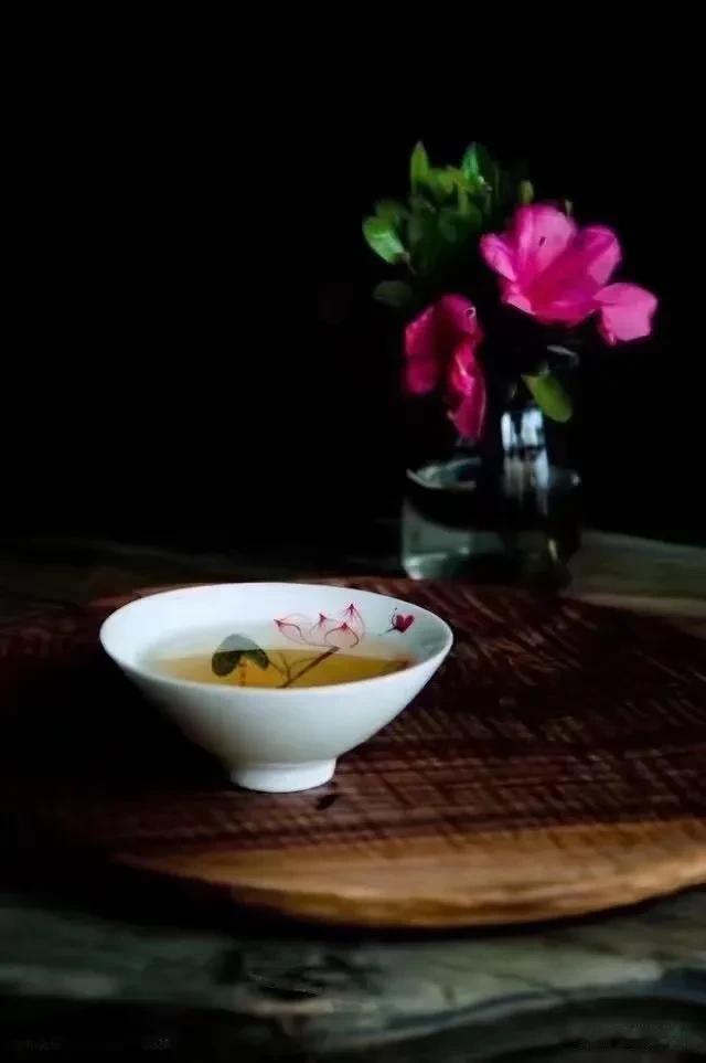 你发现没有：“人老了以后，所有亲人都会渐渐变得不亲近，尤其是有血缘关系的更是如此