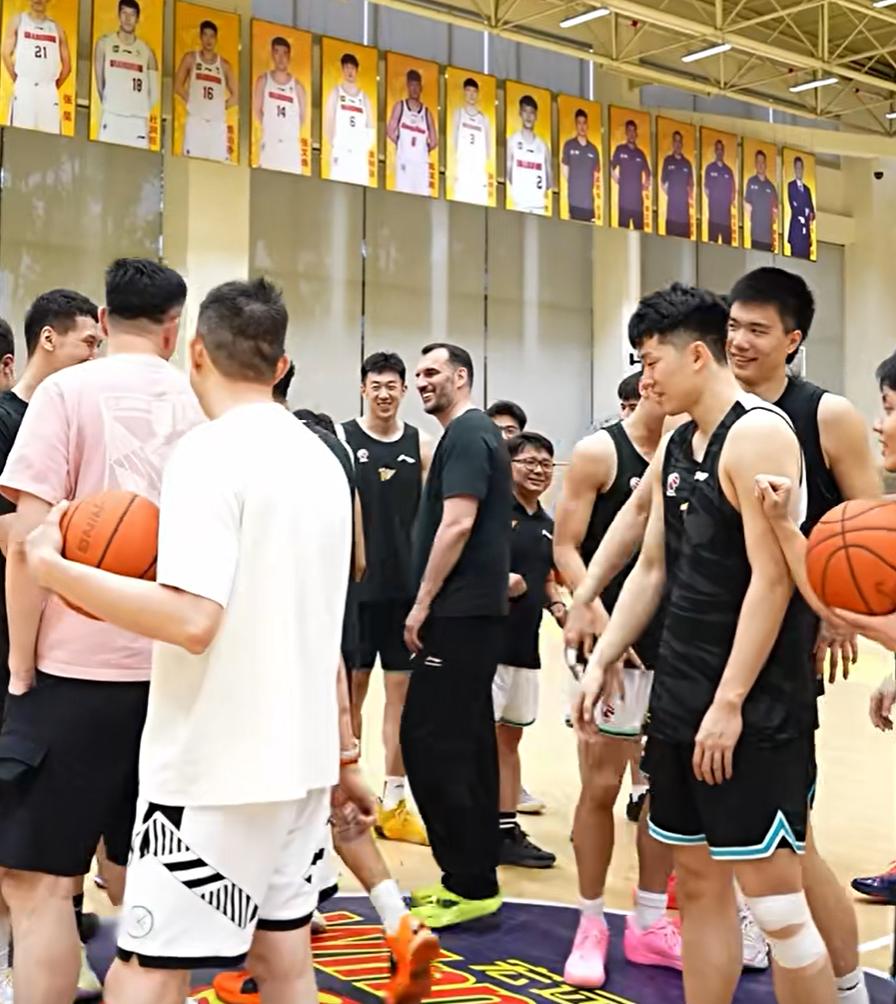 杜锋和焦泊乔相谈甚欢！咱期盼已久的内线新星焦泊乔，终于结束请假归队，一头扎进了
