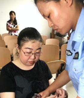 这是“造假骗官书记”王亚丽受审时的画面，她小学没毕业，还偷窃110万美金，可摇身
