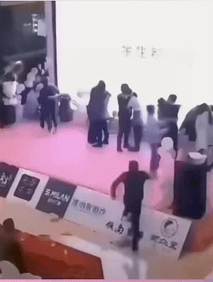 女子好似背着老公参加接吻大赛，谁知她的老公到了现场，发飙似的冲到了台上，对女子一