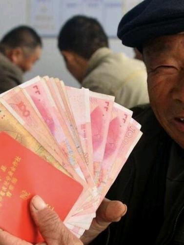 “你每月领多少养老金？”婚宴上，和几位六、七十岁的大姐们同桌。她们兴致勃勃地
