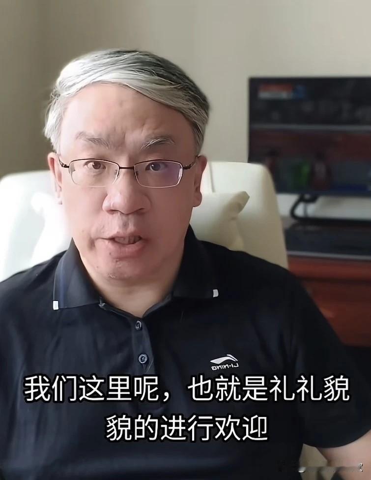 球迷方律师：其他球迷来海港主场看球没问题上海海港知名球迷方律师表示，很多球迷穿
