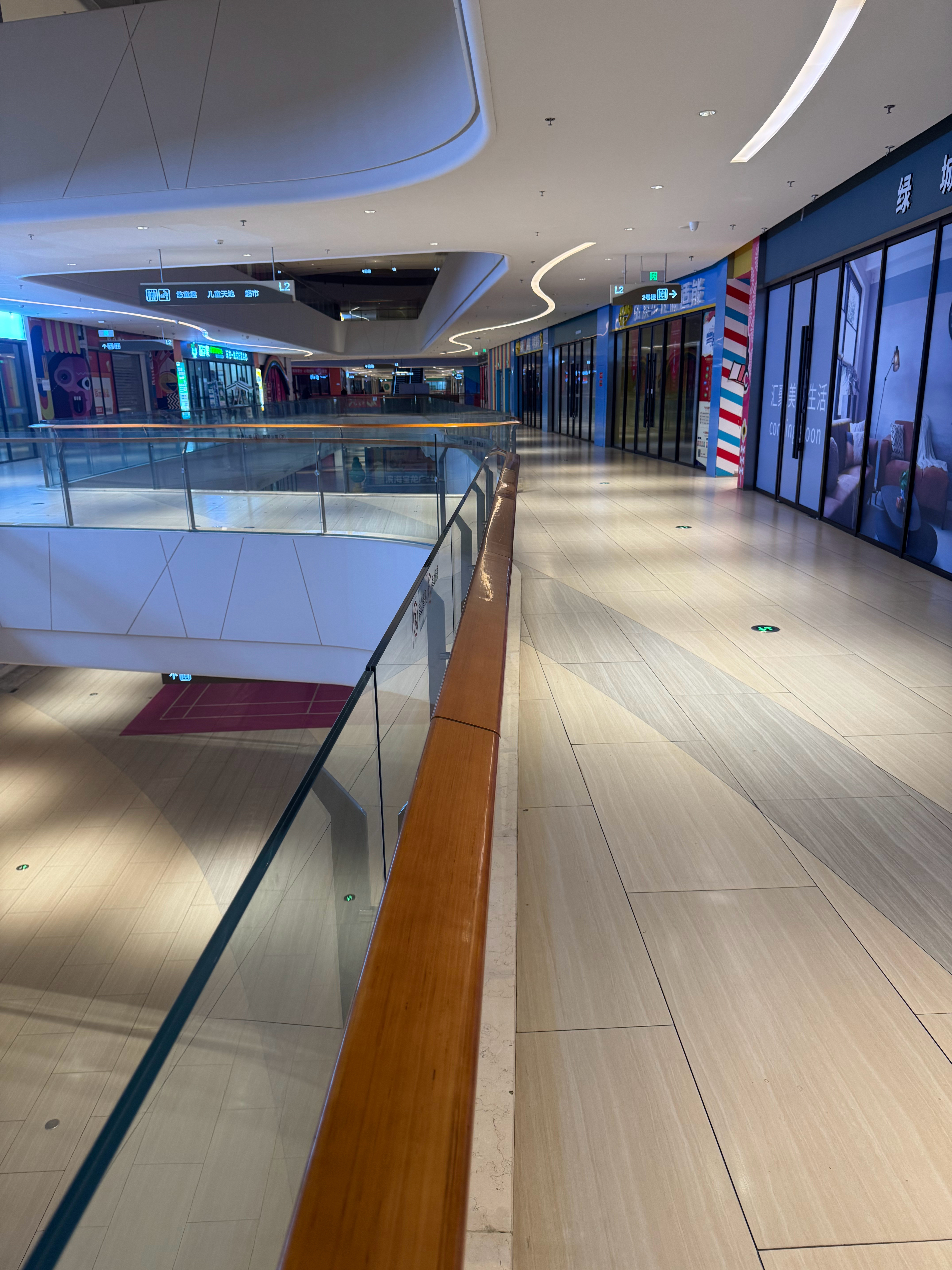 刚才在路上妹妹比较急要去WC，路过了一个几乎没什么人的商场。这也太冷清了。没什么