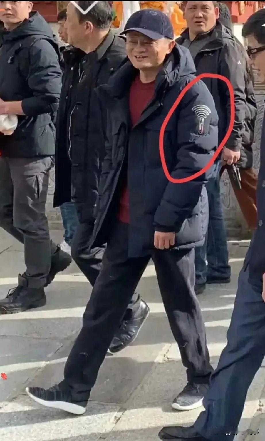 出行时的户外羽绒服，袖标图案引发网友热议，不少人猜测是自带移动WiFi的特殊装置