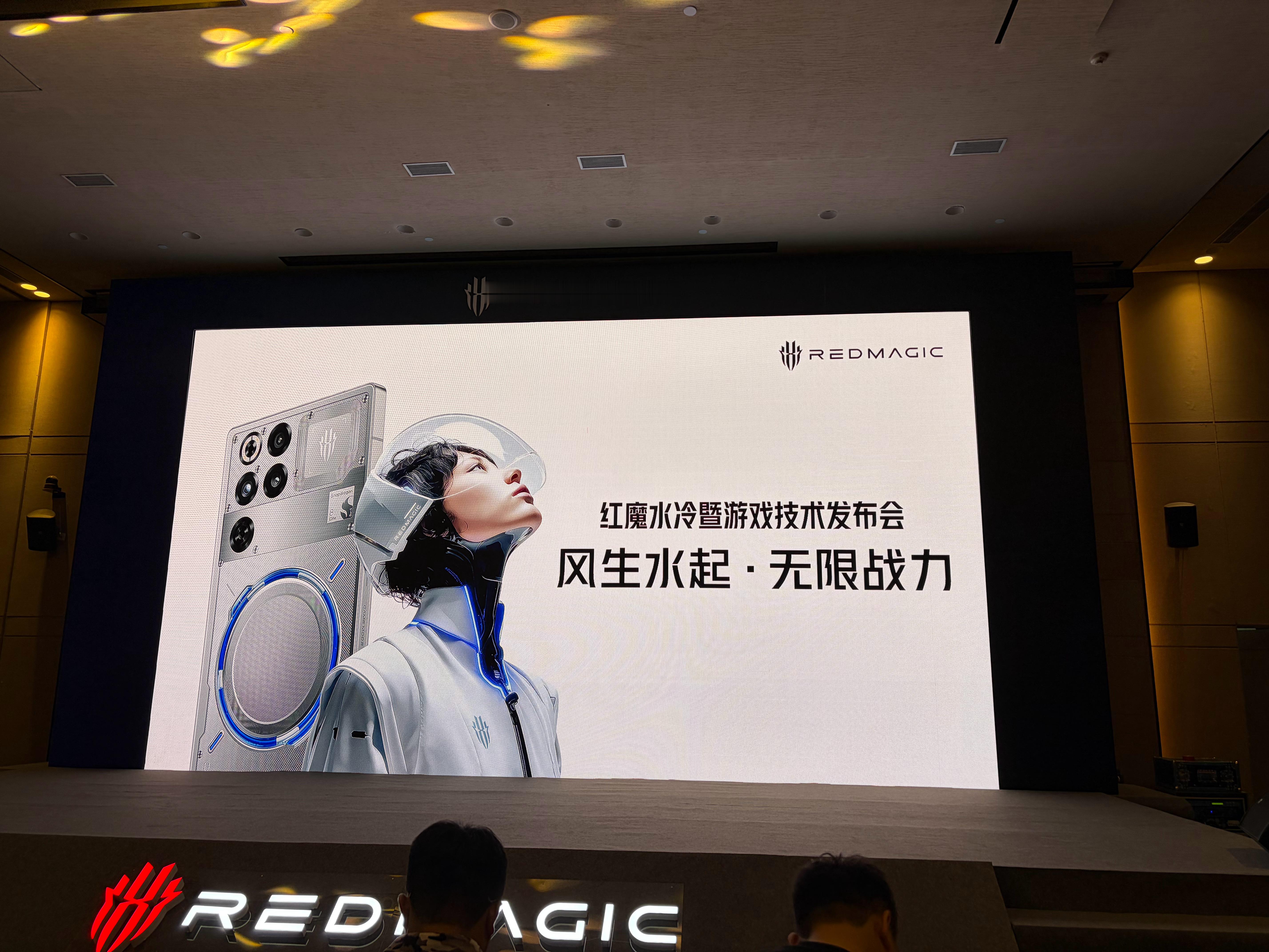 风水轮番压，红魔对散热的执念真的可以用孜孜不倦来形容。​​​