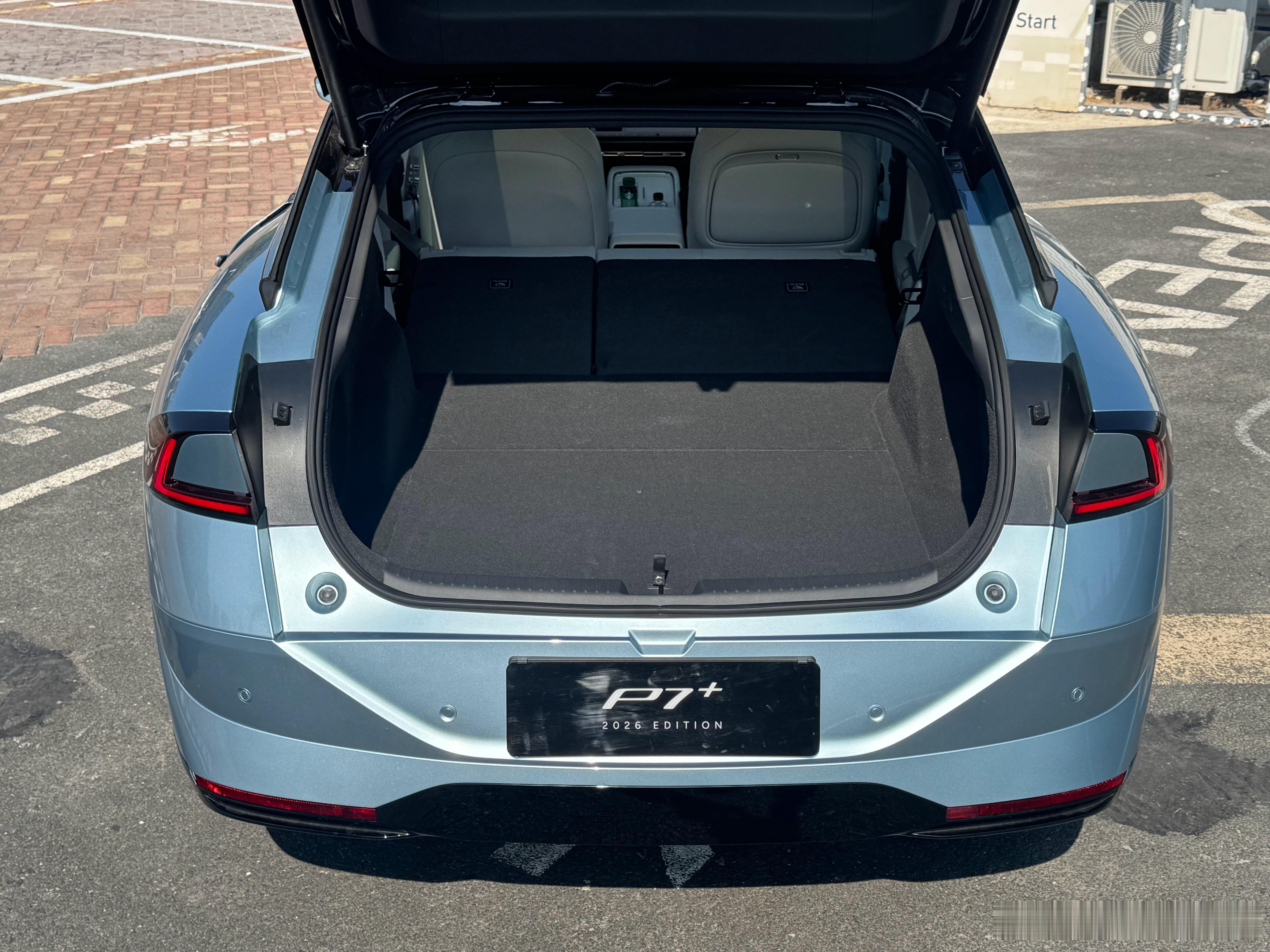 小鹏P7+，就这个大掀背的尾箱空间，看着就爽，超大开口➕超大空间，后排放倒简直