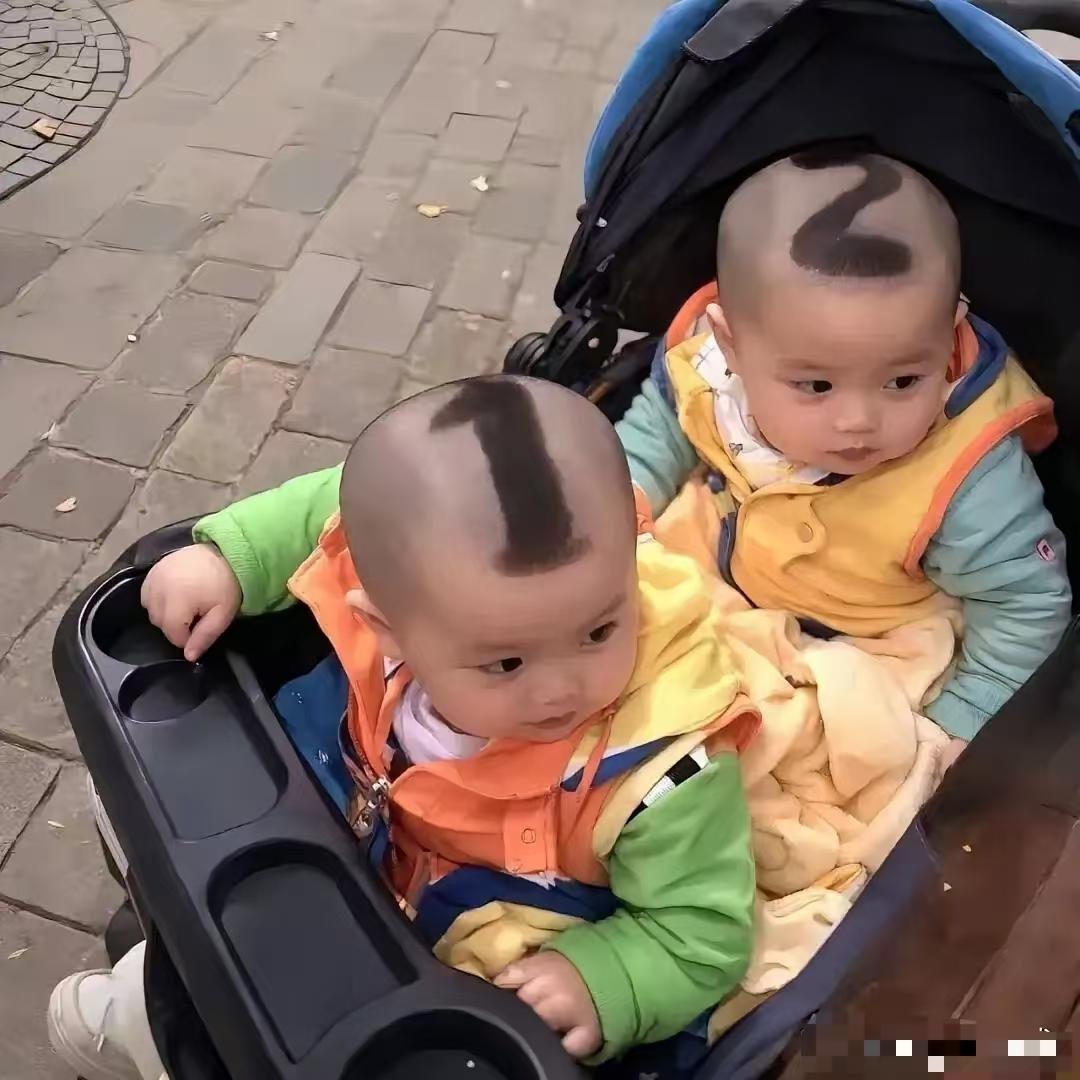 双胞胎父母为了区分孩子！全身上下，仔细找找，总有不同之处的吧。其实是给外人看的，