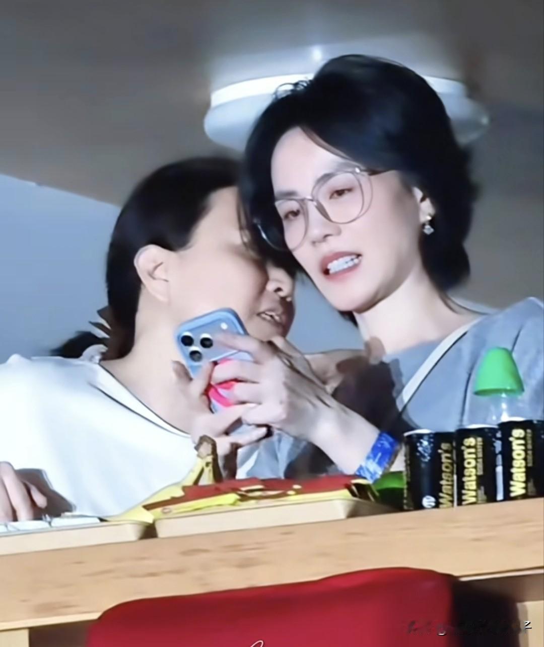 王菲来了毫不意外，肖战当嘉宾情理之中，万万没想到，殷秀梅也在场！那英演唱会这排