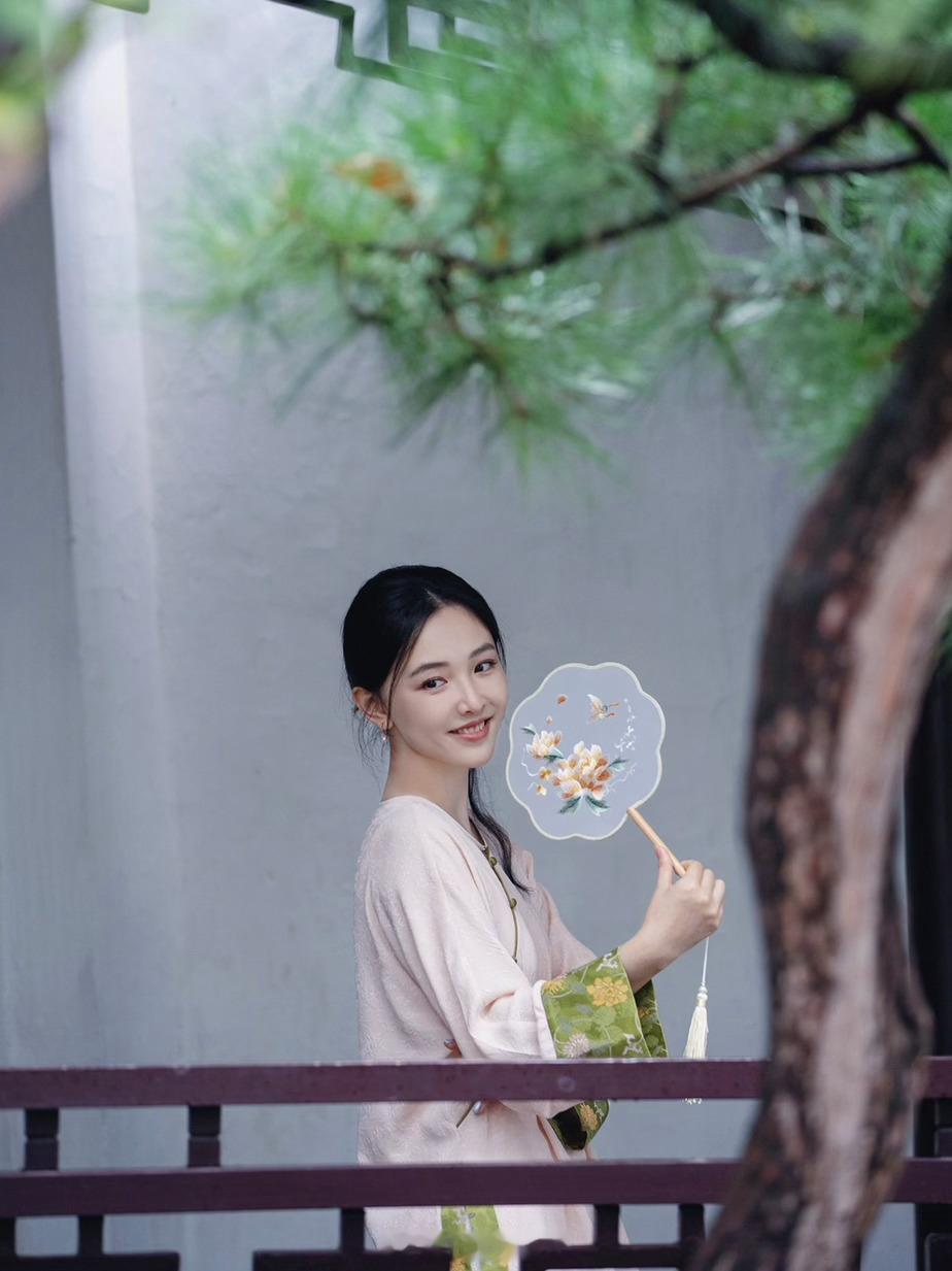 这姑娘也太适合新中式了～