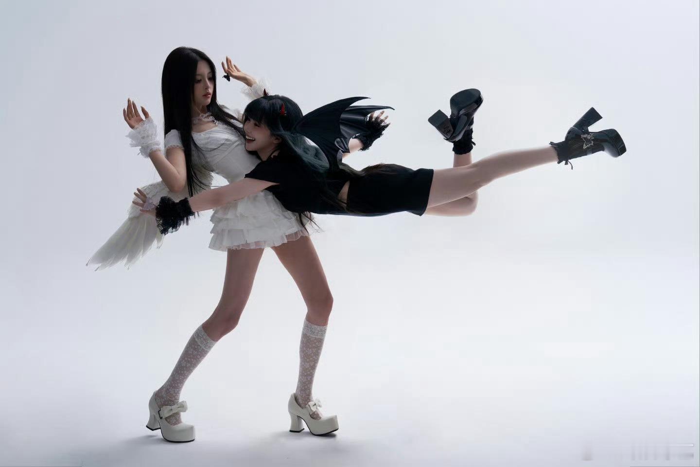 杨超越赖美云同框杨超越赖美云聊啥呢同框名场面来袭！两个女孩子凑在一起低声说笑，真