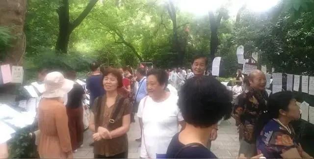 据说西安相亲大会，竟然没去一个年轻的男人，全部是女的，要么是女孩的父母。都说事出
