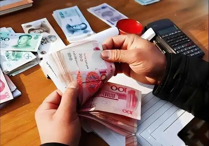 以前喊得震天响的人民币国际化，现在怎么突然不“卷”了？不是热情退了，而是玩得更实