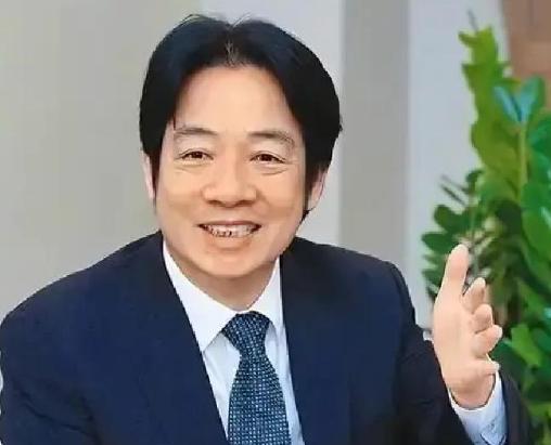 赖清德这回是真怕了。 817万人联署要他下台，立法院审查会请他到场说清楚，他