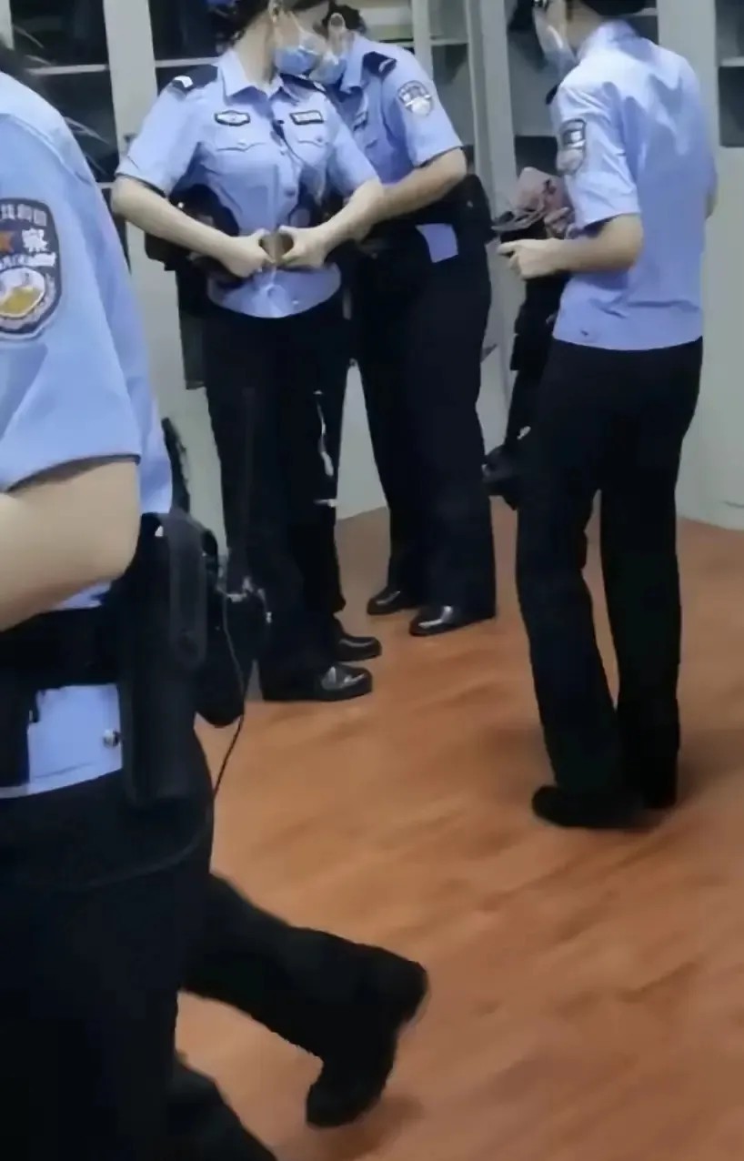 想找她们做女朋友，要什么条件？