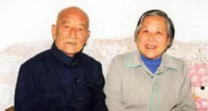 1971年，48岁的农民娶了一个小他10岁且坐过牢的女大学生。新婚夜，农民要圆房