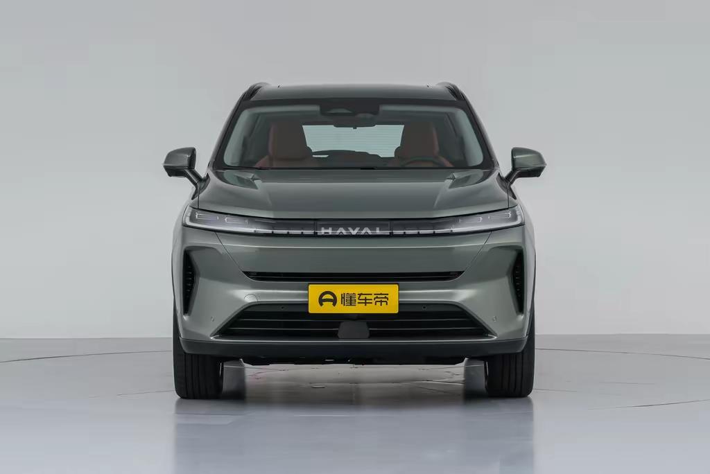 哈弗H6以其国民神车的地位称霸紧凑型SUV市场多年。如今，哈弗推出定位更高的H6