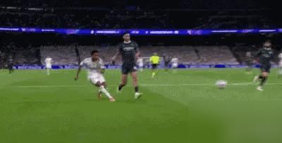 罗德里戈在进球之后主动上前拥抱了阿隆索，仿佛是在告诉龙哥，其实我是保你的。当