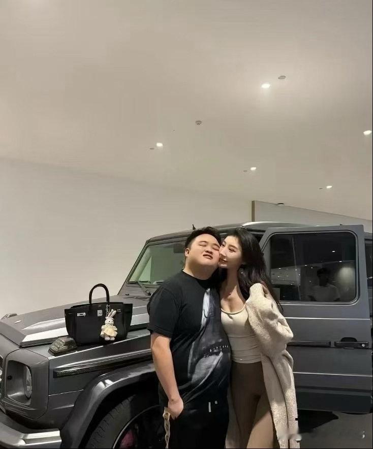 如果我没猜错的话这车得十几万吧！难怪女孩这么开心