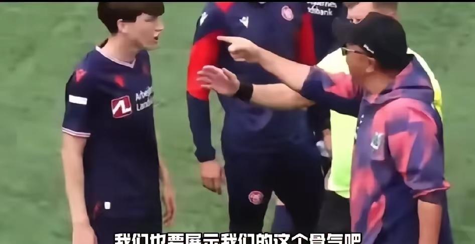 为什么足球小将会有那霸气一指？因为是董路教他们的：“你们上了场就不能太软，在异国