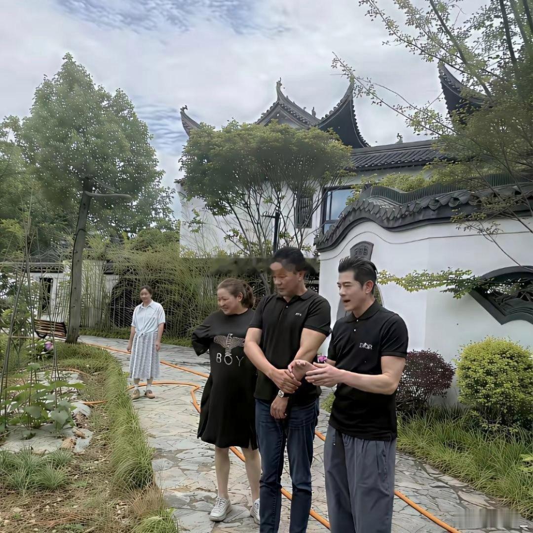 方媛的舅舅才是她的靠山！每次她带郭富城回老家，都住舅舅那座徽派庄园。据说当时是花了2000万建造的。