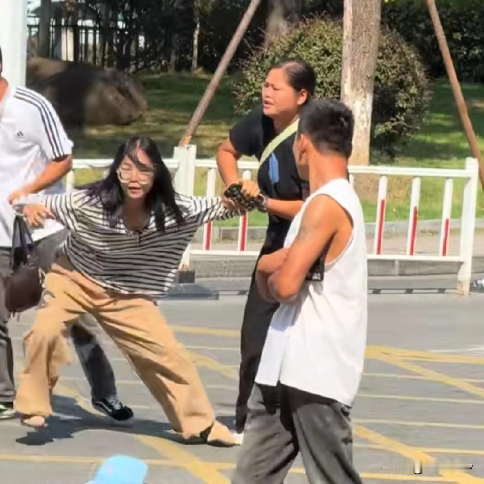 暴躁的小妹妹，中国有些妇女气性很大！老爷们反而都很贤淑！有的人就不能拉，你越拉